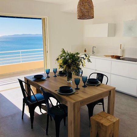 T3 Front De Mer Dernier Etage Vue Mer Petit Havre De Paix Pour Vos Vacances Emplacement Unique Vue Mer Panoramique A 180 Degres Pour Ce T3 En Face De La Plage Front De Mer Vue Sur Les Iles 5 Et Dernier Etage Avec Ascenseur Le Lavandou Exterior photo