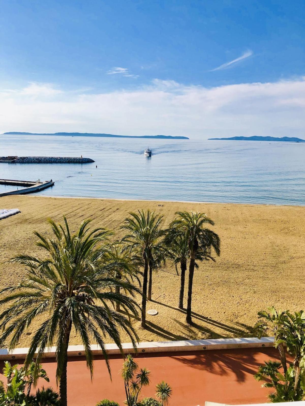 T3 Front De Mer Dernier Etage Vue Mer Petit Havre De Paix Pour Vos Vacances Emplacement Unique Vue Mer Panoramique A 180 Degres Pour Ce T3 En Face De La Plage Front De Mer Vue Sur Les Iles 5 Et Dernier Etage Avec Ascenseur Le Lavandou Exterior photo