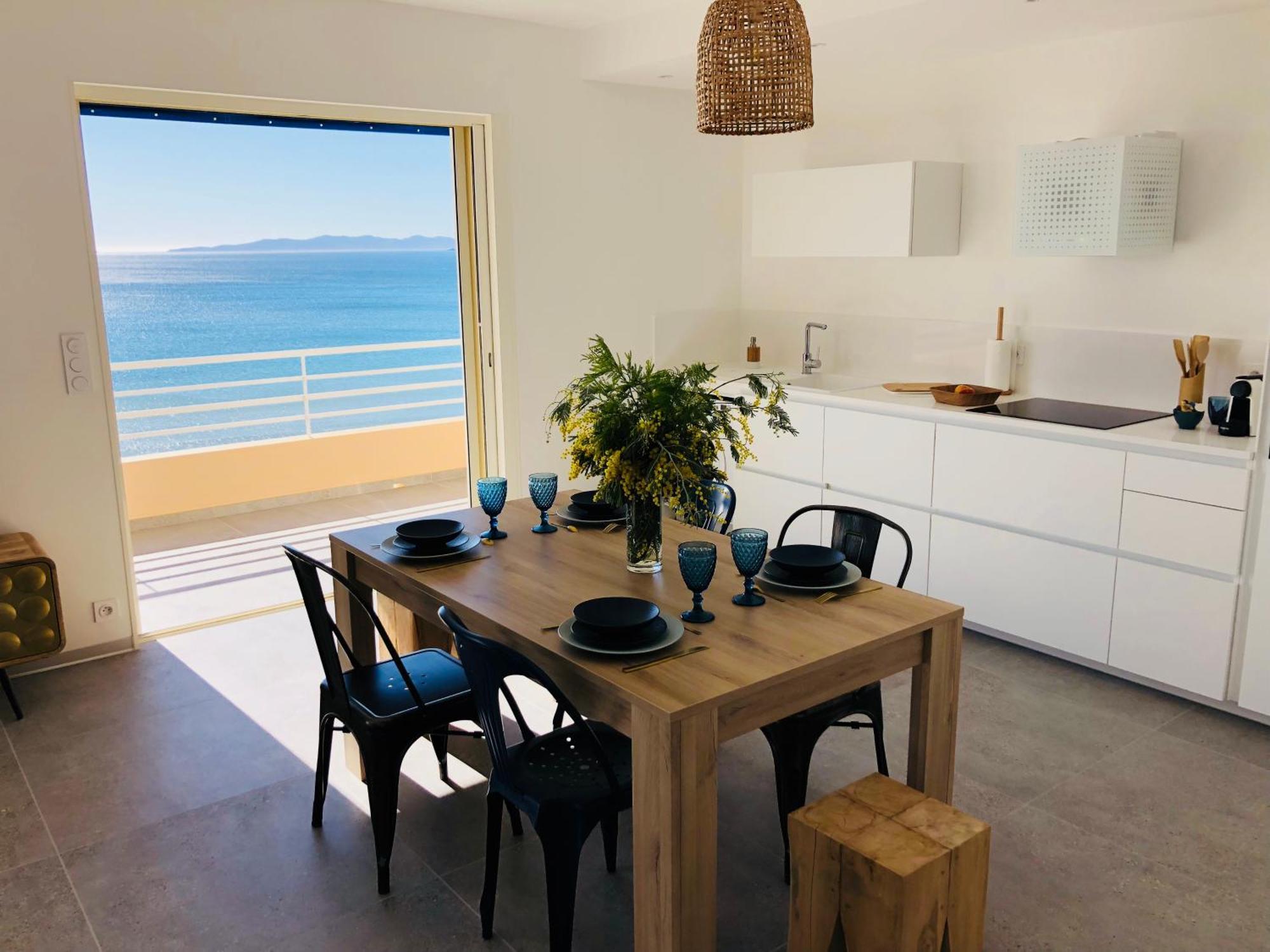 T3 Front De Mer Dernier Etage Vue Mer Petit Havre De Paix Pour Vos Vacances Emplacement Unique Vue Mer Panoramique A 180 Degres Pour Ce T3 En Face De La Plage Front De Mer Vue Sur Les Iles 5 Et Dernier Etage Avec Ascenseur Le Lavandou Exterior photo